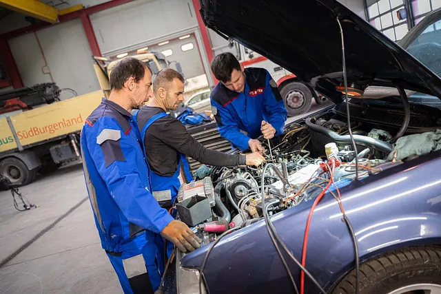 KFZ Team bei Autoreparatur
